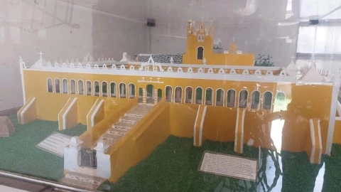 Él es el izamaleño que CREÓ la maqueta del convento de Izamal; la inició en 2010