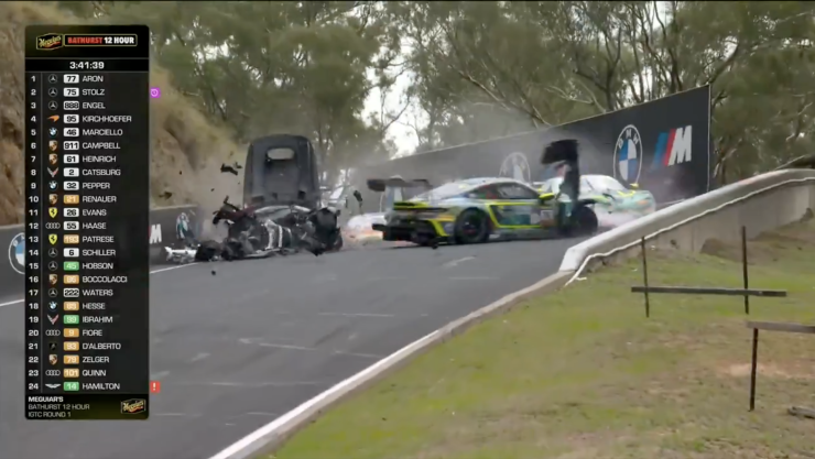 Fuerte choque en las 12 horas de Bathurst entre Porsche y Mercedes.