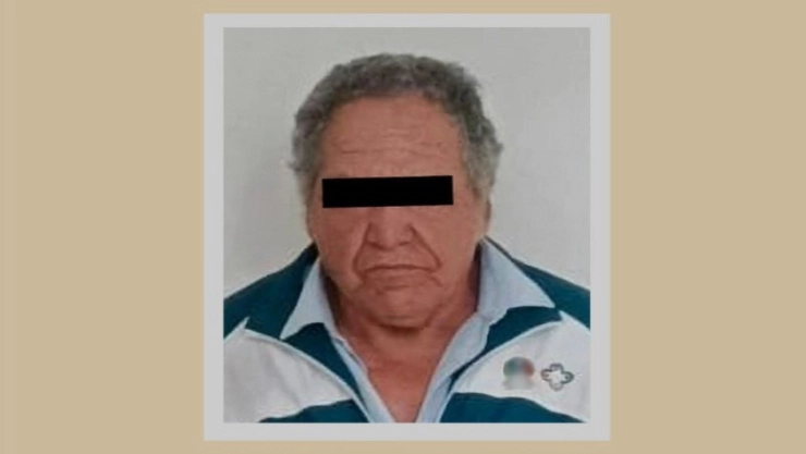 Mujer encaró a hombre por tocamientos indebidos frente a menores en combi Edomex; policías lo detienen. En la imagen se observa al hombre de 70 años tras ser capturado por la policía de género en el Estado de México.