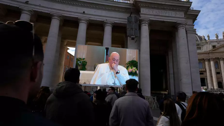 Papa Francisco tosiendo en una pantalla durante la plegaria del Angelus.