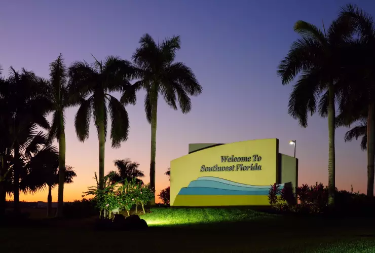 una vista del hermoso aeropuerto de Fort Myers al caer la noche.