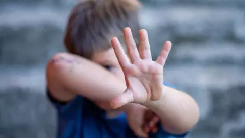 Mujer golpea a su hijo porque insistió en ir a jugar; las redes se indignan