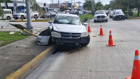 Accidente de tránsito en la Av. Tulum de la ciudad de Cancún hoy, 19 de noviembre de 2024.jpg