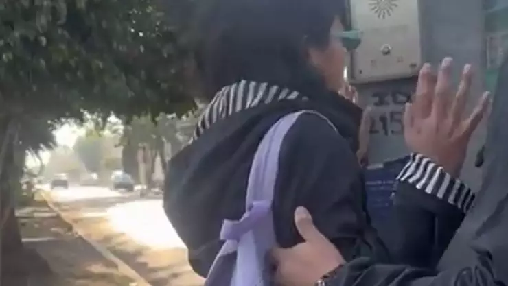 Joven MUERDE a hombre que intentó secuestrarla en, VIDEO