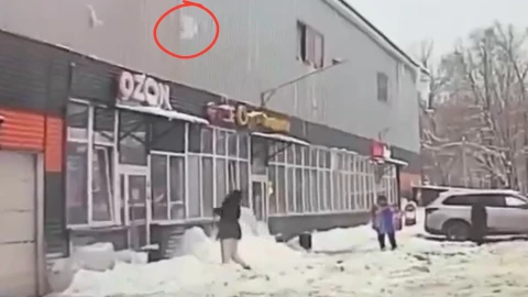 Cubo de hielo golpea a mujer en la cabeza en Moscú, video viral.png