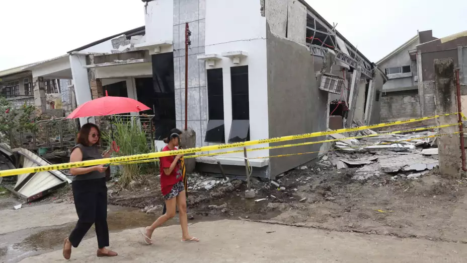 Una casa dañada por un terremoto en Davao, Filipinas