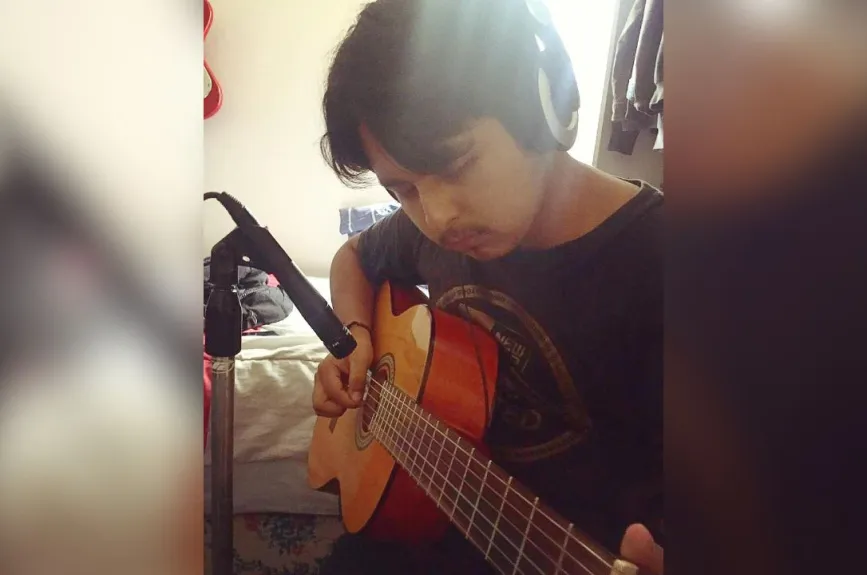 Por las mañanas trabajaba, por las tardes escribía canciones y las grababa en su cuarto o con amigos. | Fotos: INSTAGRAM / @macariomartinez_