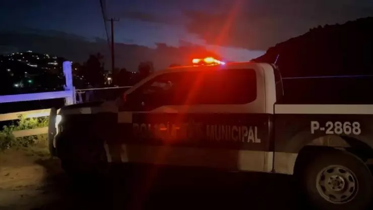 Hallan cuerpo encobijado de una mujer en la carretera vieja Tecate