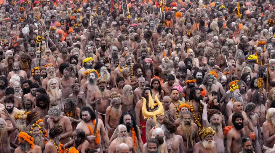 Naga Sadhus se alistan para baños rituales en Sangam, India