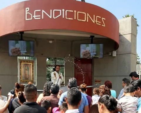 Fieles sosteniendo cuadros, figuras y objetos religiosos en la zona de bendiciones de la Basílica de Guadalupe.