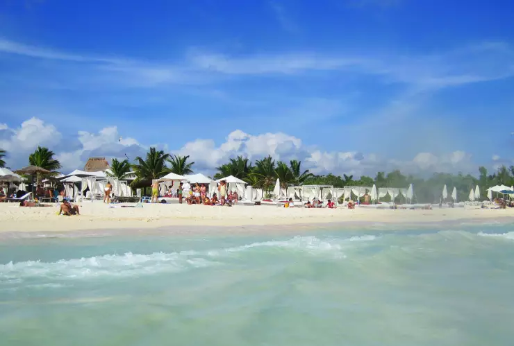 playa mamitas playa del carmen.jpg