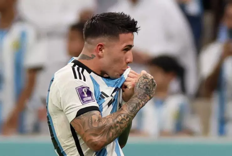 Enzo Fernández besa el escudo tras su gol