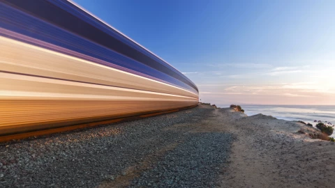 El tren de alta velocidad circula por la costa californiana
