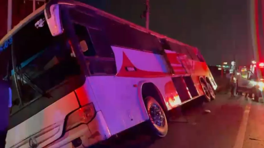 Así quedó un camión con más de 40 personas tras ser chocado por un tráiler en Aguascalientes; el conductor se dio a la fuga