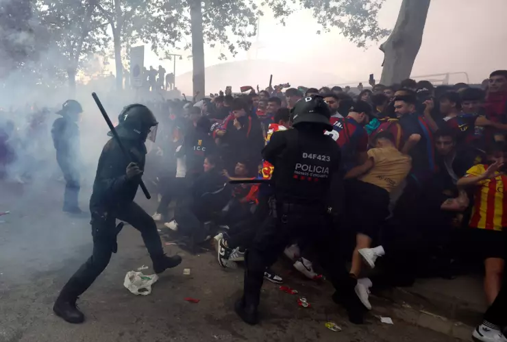 Aficionados del Barcelona contenidos por la policia