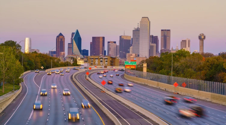 Autos recorren carretera de Dallas, Texas