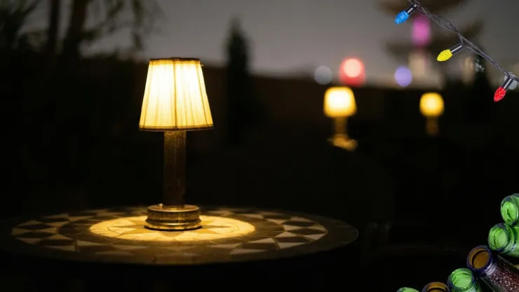 Ideas DIY Cómo armar una lámpara ambiental utilizando botellas de vidrio transparente y luces navideñas sobrantes.jpg