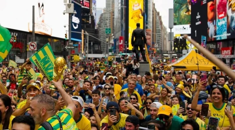 Afición de Brasil invade el Time Square en Estados Unidos