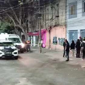 Ejecutan a dos personas en la Cuauhtémoc, CDMX; sujetos escapan en una moto