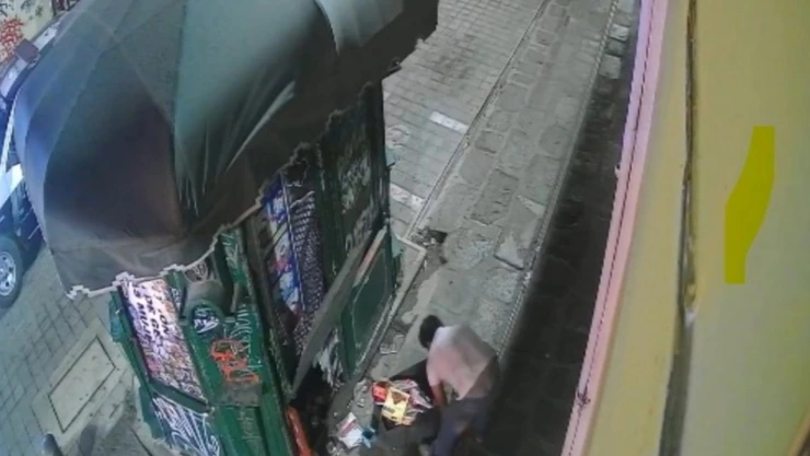 Ladrón robando frente a policías en el Centro de Puebla