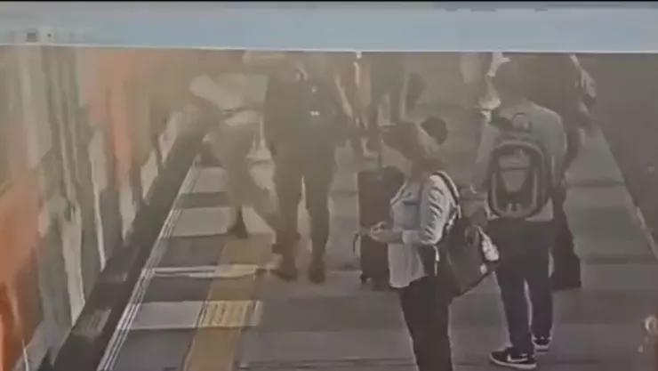 Joven de 20 años se desmaya y muere arrollada por el tren