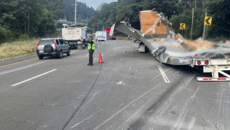 Caos en la México-Toluca por un accidente; el chofer de un tráiler se habría quedado dormido