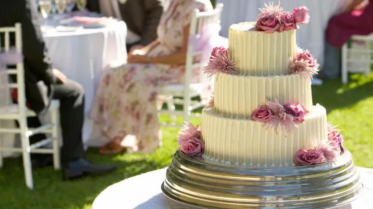 49 ideas de pastel de bodas que puedes tomar como inspiración: desde sencillos hasta muy elaborados.