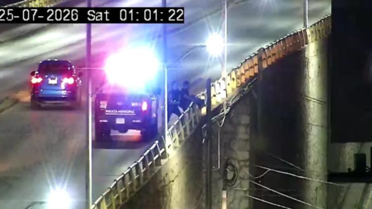 Policías rescatan a hombre que intentó lanzarse de un puente en Chihuahua