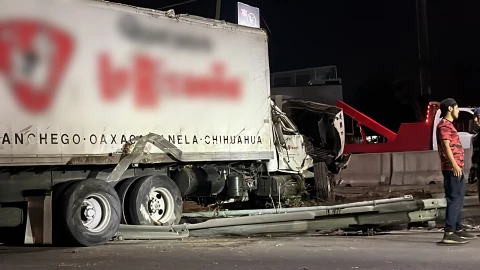 En el Edomex, camión vuelca en Periférico y se estrella en columna de Tlalnepantla