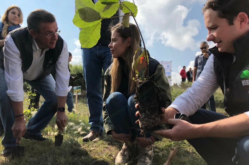 Natalia Valenzuela se unió para conocer la técnica y sembrar correctamente sus árboles