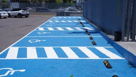 sitio para personas con discapacdad en estacionamiento