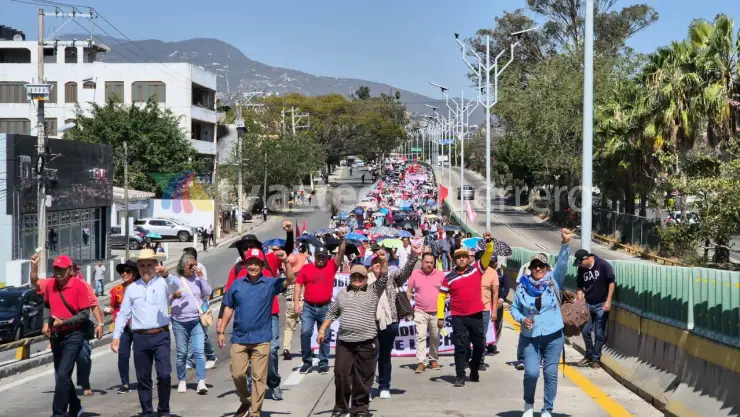 Jubilados y trabajadores protestan en Chilpancingo