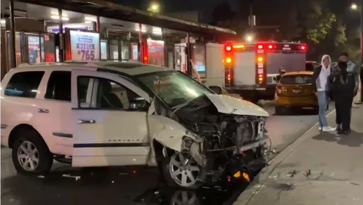 CDMX: Borracho estrella su auto contra la Secretaría de Marina, en la Agrícola Oriental