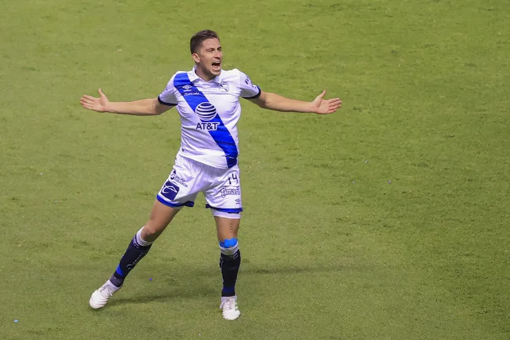 Santiago Ormeño festeja gol con Puebla