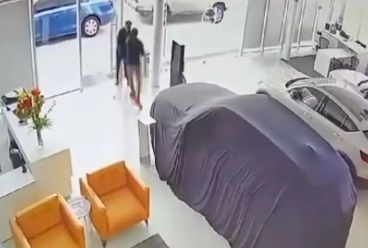 Roban autos en concesionaria de León