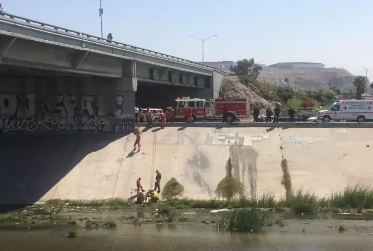 Hombre se lanza de puente en Tijuana y lo llevan grave a hospital.