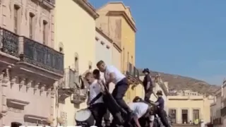 Momento exacto en el que cae pirámide humana en el Desfile de la Revolución Mexicana 2025 en Zacatecas