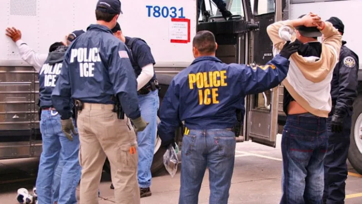 Imagen ilustrativa de agentes de ICE arrestan a inmigrantes. Imagen: Wikimedia Commons