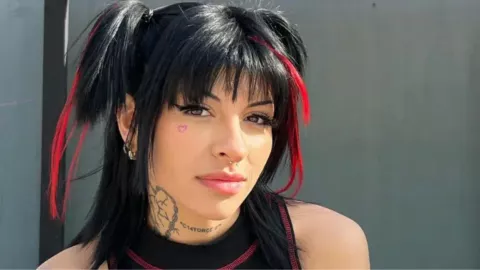 Acusan a Cazzu de ‘copiar’ el look de Ángela Aguilar