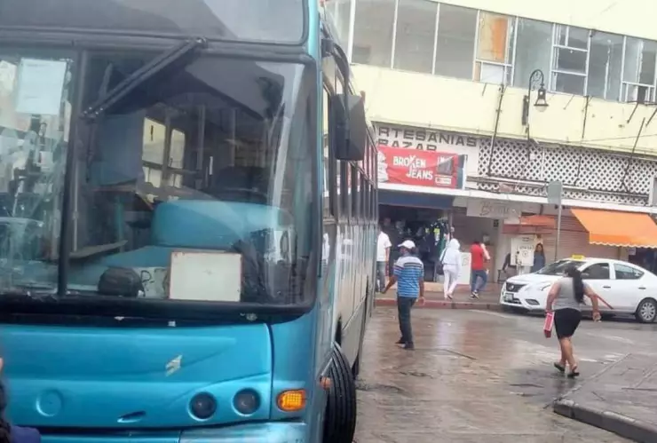 Camión de transporte público atropella a tres personas en el Centro de Mérida