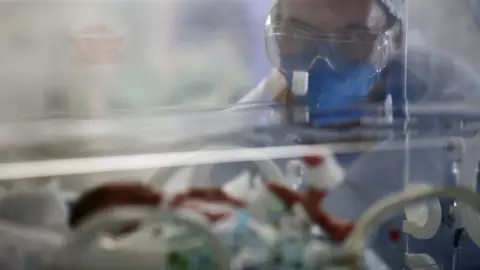 bebé covid 19 brasil.jpg