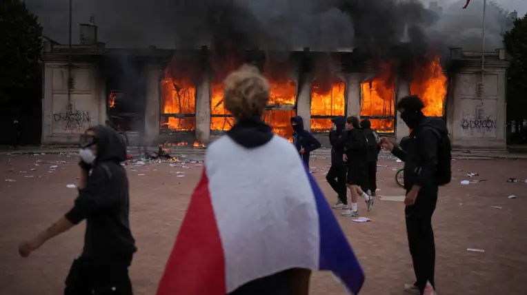 Manifestantes incendian comercios en protesta por alto costo de vida en Francia.