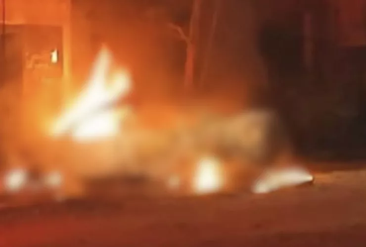 Imágenes del automóvil incendiado comenzaron a circular en redes sociales
