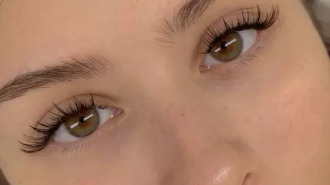 La mirada kitten eye es el diseño de pestañas perfecto para ojos caídos