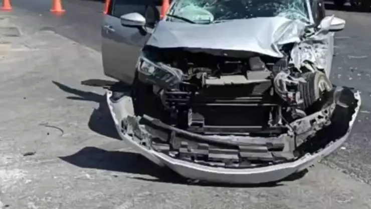 ¡Alerta! Se registra brutal CHOQUE entre automóvil y TRAÍLER en la Avenida Quetzalcóatl; ¿Hay heridos?