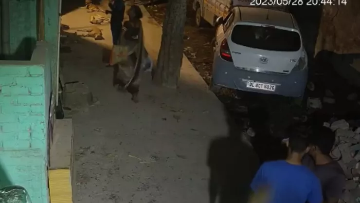 VIDEO Una menor es asesinada en la calle en Delhi, India