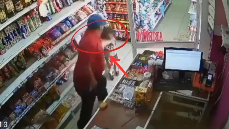 Hombre golpea a niño