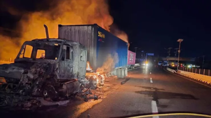 ¡ÚLTIMA HORA! Aparatoso incendio de tráiler provoca cierre total de autopista a Guadalajara