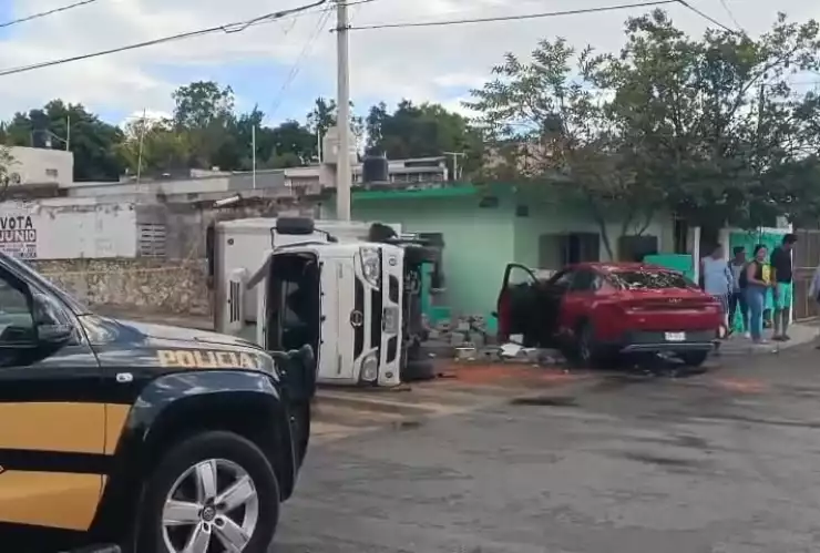 Fuerte ACCIDENTE en el sur de Mérida: Camión se vuelca y auto impacta contra una barda