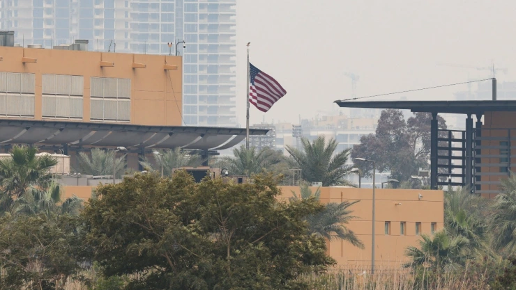 La bandera estadounidense ondea en la embajada de Estados Unidos, después de que fuentes de seguridad iraquíes informaran que la embajada fue alcanzada por un ataque con misiles, en Bagdad, Irak , el 14 de marzo de 2026.